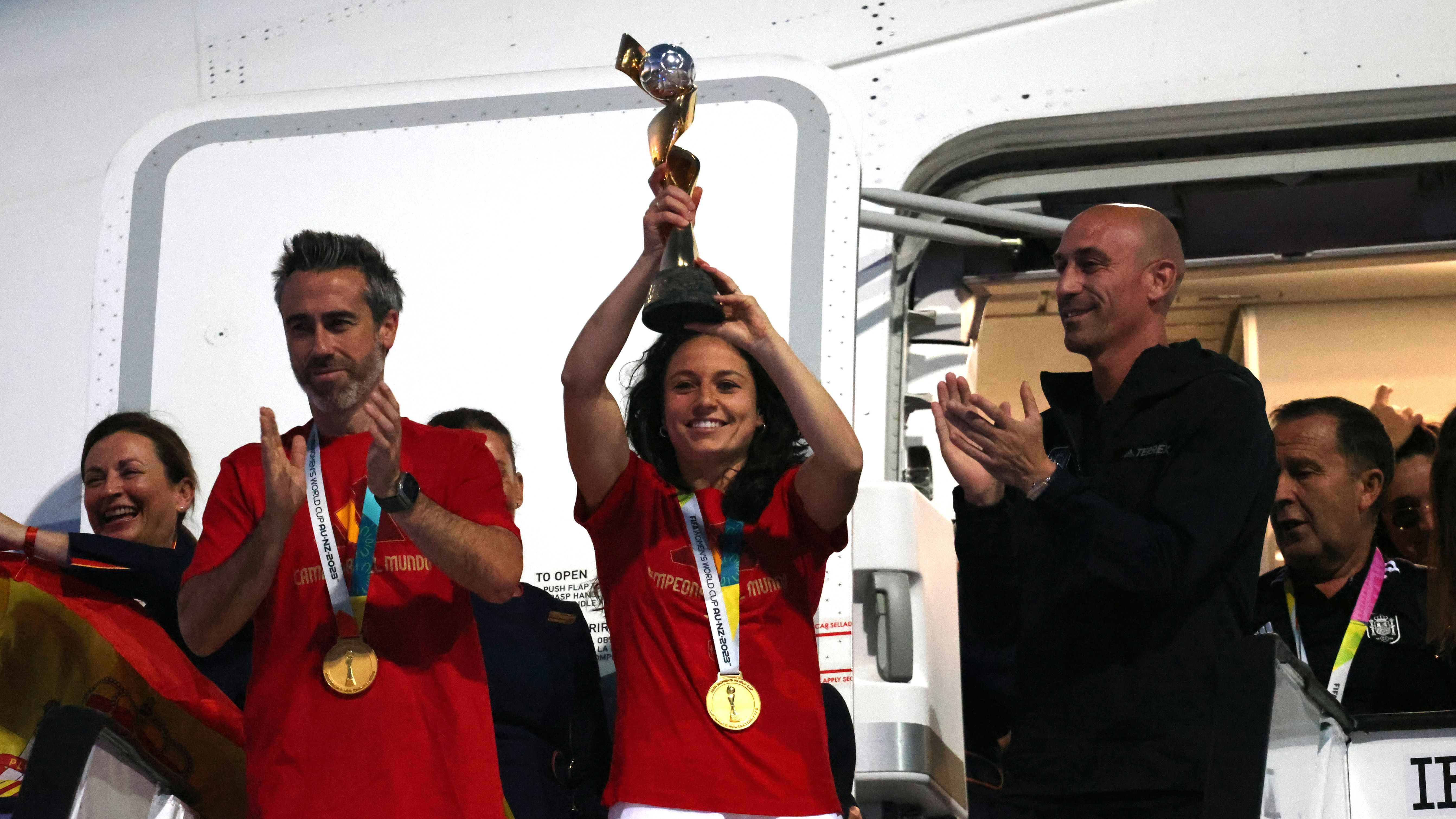 Jorge Vilda, Ivana Andres e Luis Rubiales desembarcam na Espanha com o troféu da Copa do Mundo Feminina