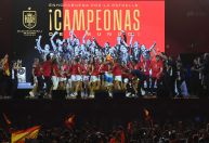 Seleção da Espanha é recebida com grande festa em Madri após título da Copa