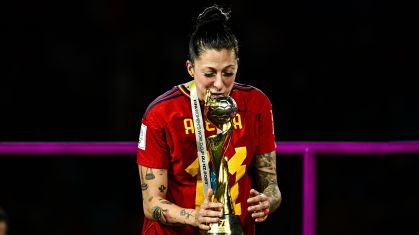 Jennifer Hermoso beija a taça da Copa do Mundo Feminina
