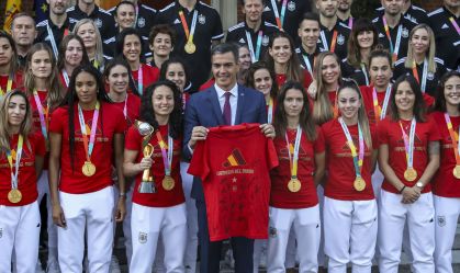 Primeiro-ministro da Espanha diz que desculpas de dirigente por beijo “não são suficientes”