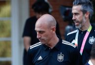 Presidente da Federação Espanhola é denunciado por beijo em jogadora na Copa