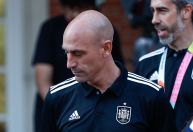 Presidente da Federação Espanhola é denunciado por beijo em jogadora na Copa