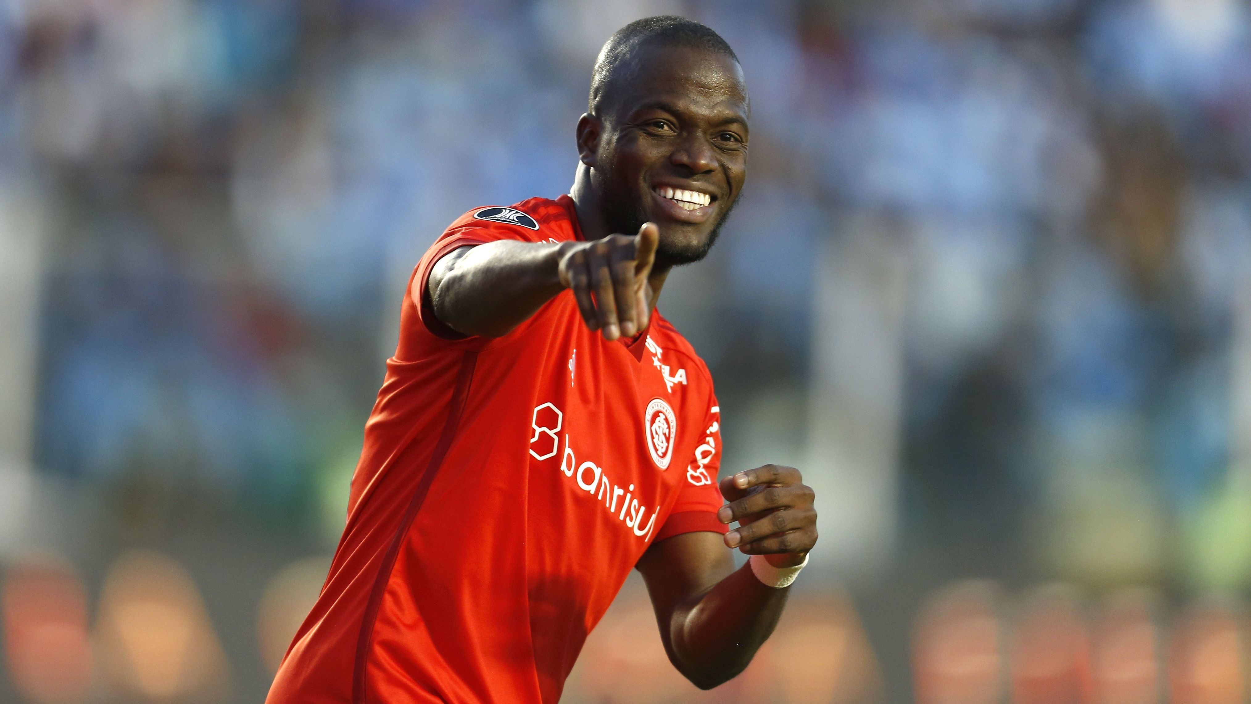 Enner Valencia comemora o gol do Internacional sobre o Bolívar em La Paz