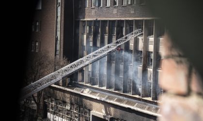 Incêndio em prédio na África do Sul deixa mais de 70 mortos 