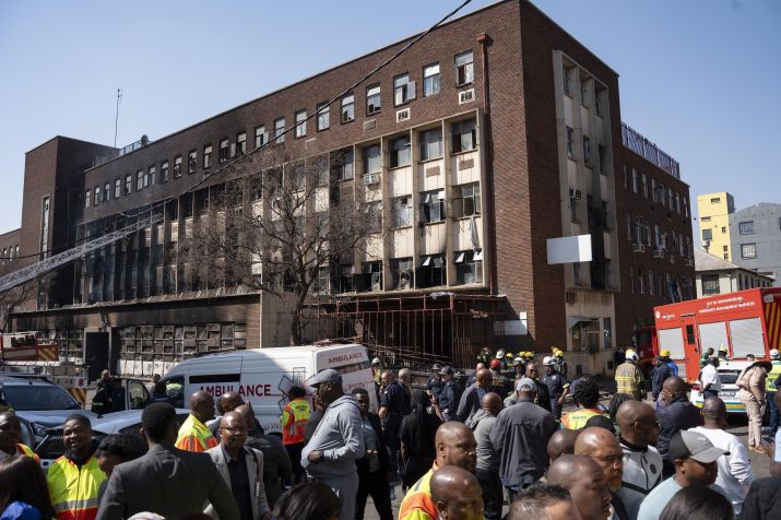 Bombeiros e profissionais de saúde em frente ao prédio de cinco andares que pegou fogo na cidade de Joanesburgo, na África do Sul, em 31 de agosto de 2023 / Ihsaan Haffejee/Anadolu Agency via Getty Images
