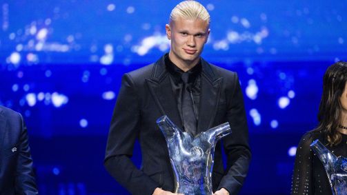 Erling Haaland, do Manchester City, posa com o troféu de Melhor Jogador da Europa na temporada 2021/22