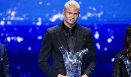Erling Haaland, do Manchester City, posa com o troféu de Melhor Jogador da Europa na temporada 2021/22