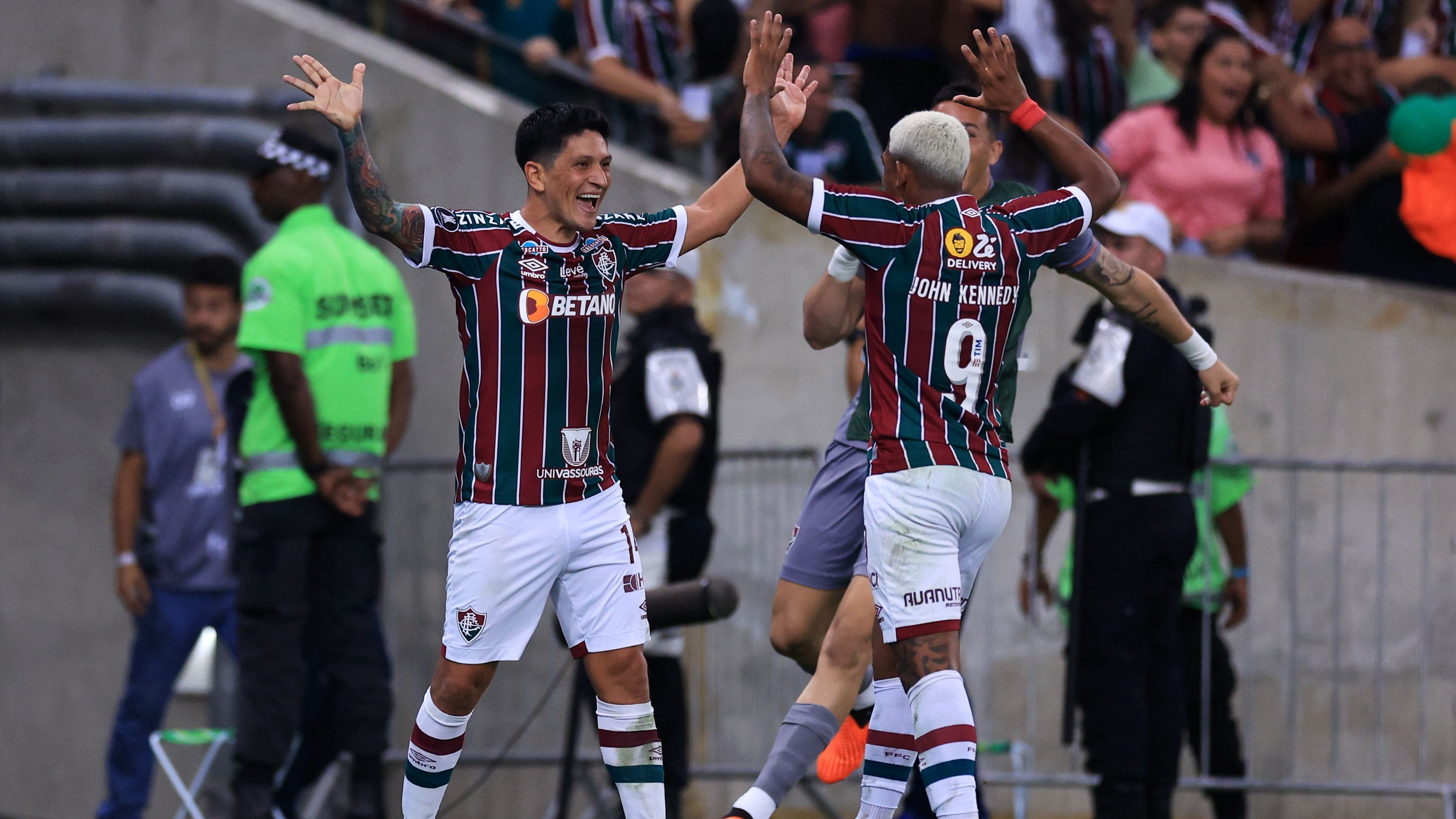 Cano e John Kennedy comemoram o segundo gol do Fluminense sobre o Olimpia