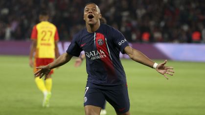 Kylian Mbappé comemora gol do PSG sobre o Lens, pela Ligue 1