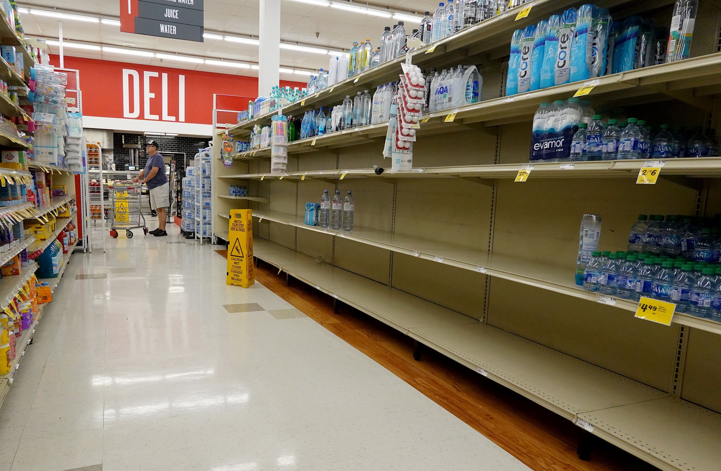 Prateleiras vazias em supermercado na cidade de Pinellas Park, na Flórida, nas horas que antecedem a passagem do furacão Idalia