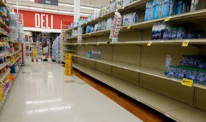 Prateleiras vazias em supermercado na cidade de Pinellas Park, na Flórida, nas horas que antecedem a passagem do furacão Idalia