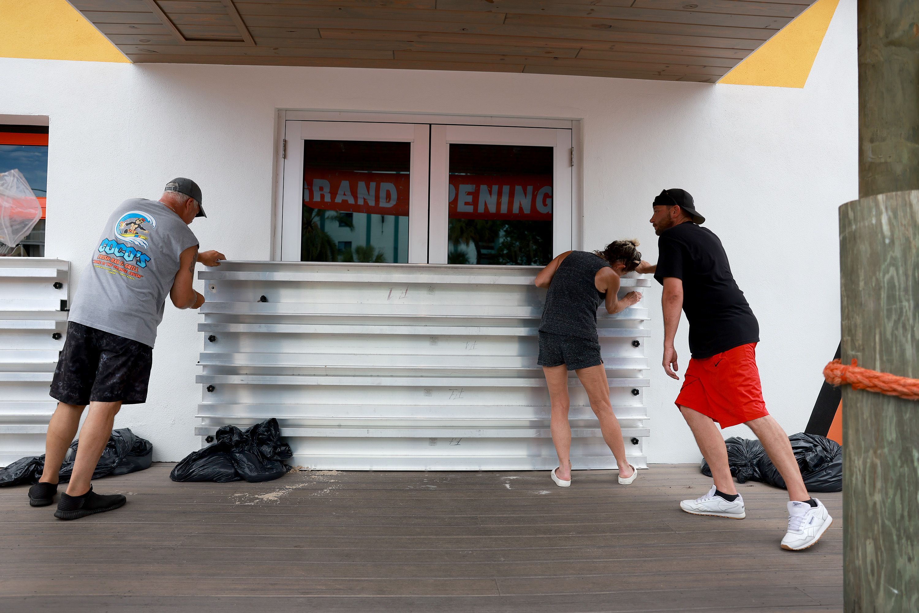 Moradores da Flórida preparam casas e estabelecimentos comerciais para a passagem do furacão Idalia