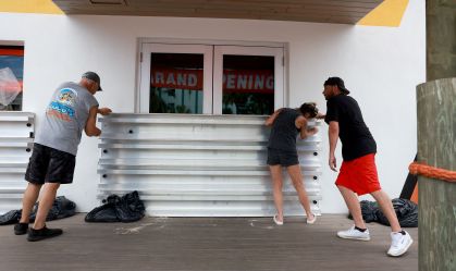 Moradores da Flórida preparam casas e estabelecimentos comerciais para a passagem do furacão Idalia