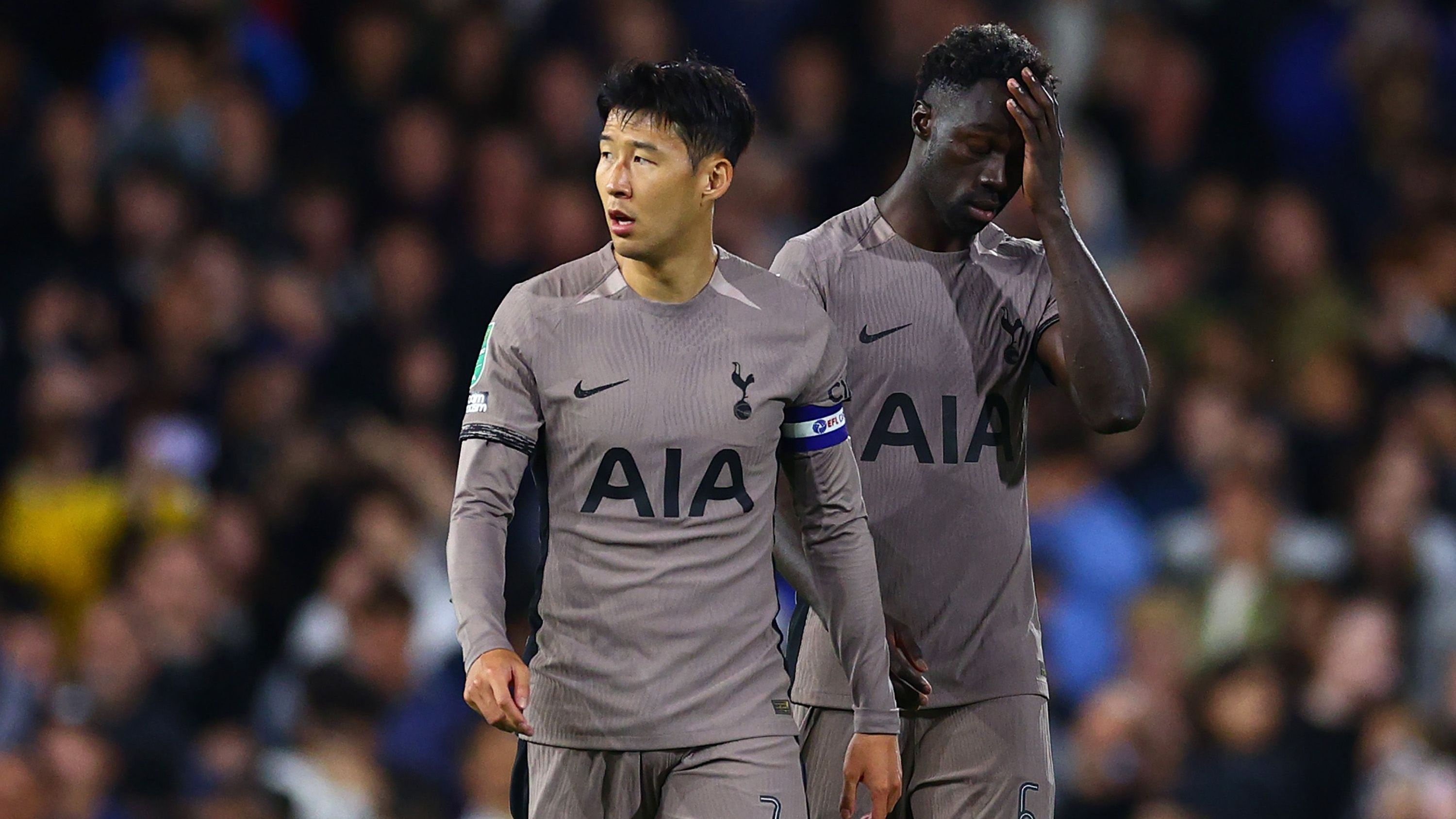 Heung-Min Son e Davinson Sanchez, Tottenham, lamentam eliminação na Copa da Liga Inglesa