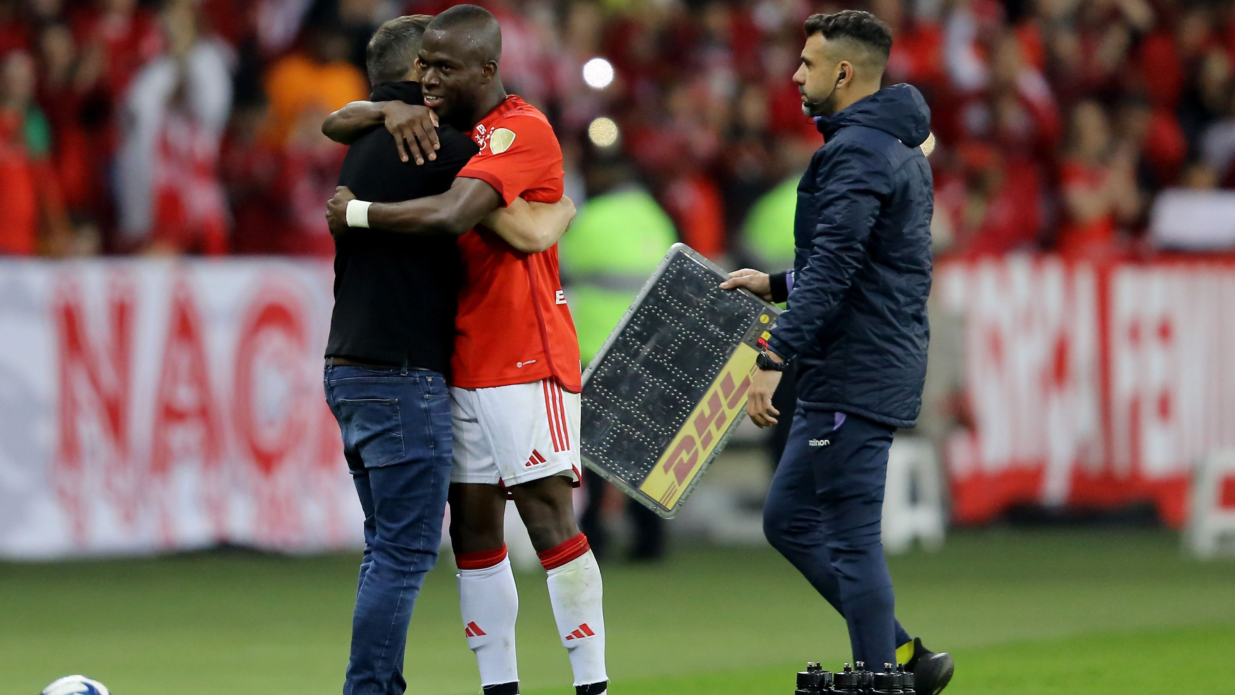 Enner Valencia abraça o técnico Eduardo Coudet após a vitória do Inter