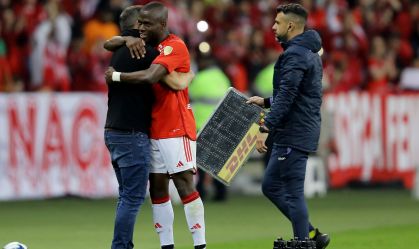 Enner Valencia abraça o técnico Eduardo Coudet após a vitória do Inter