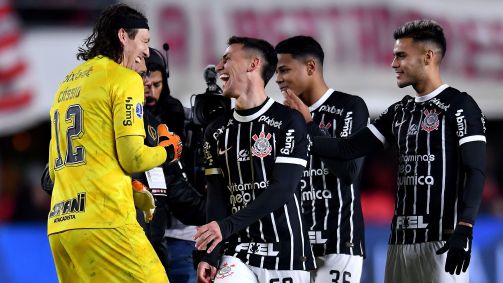 Cássio comemora com os companheiros a classificação do Corinthians