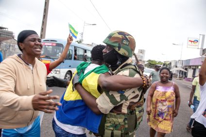 População do Gabão comemora com militares após golpe de Estado no país