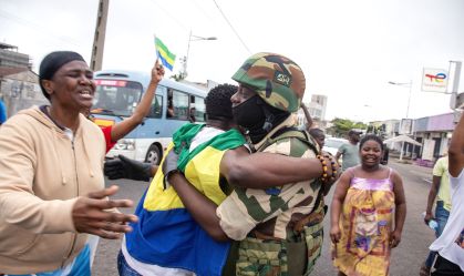 Brasileiro que vive no Gabão diz que clima é de festa nas ruas após golpe no país