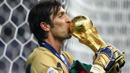 Gianluigi Buffon levantando o troféu da Copa do Mundo, em 2006