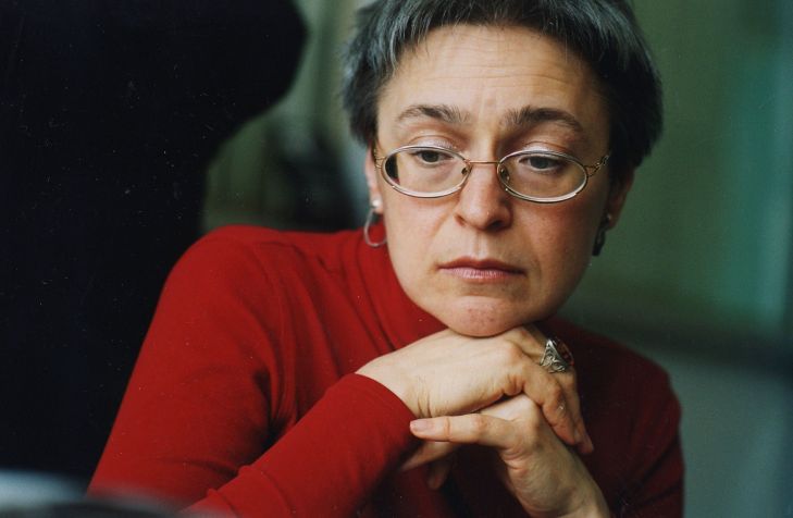 Nesta foto de arquivo sem data, a jornalista russa independente Anna Politkovskaya, uma repórter investigativa e autora altamente respeitada e incansável, é retratada trabalhando / Novaya Gazeta/Epsilon/Getty Images