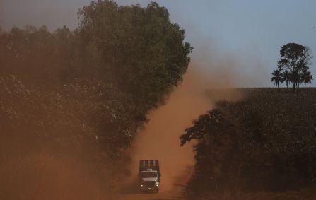 Caminhão levanta poeira em estrada da Amazônia enquanto viaja em porção desmatada da floresta amazônica, próximo de Chupinguaia, em Rondônia, em junho de 2017.