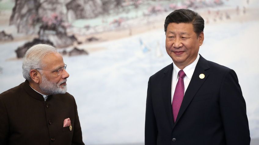 O primeiro-ministro da Índia, Narendra Modi, e o líder chinês Xi Jinping • Mikhail Svetlov/Gety Images