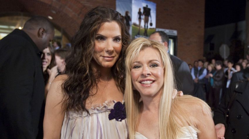 A atriz Sandra Bullock ao lado da mãe adotiva de Michael Oher, Leigh Anne Tuohy, na premiere do filme "Um Sonho Possível" / Skip Bolen/WireImage