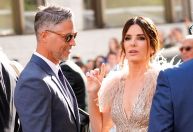 Sandra Bullock perde parceiro de 8 anos de relacionamento; ex-modelo morreu com doença degenerativa