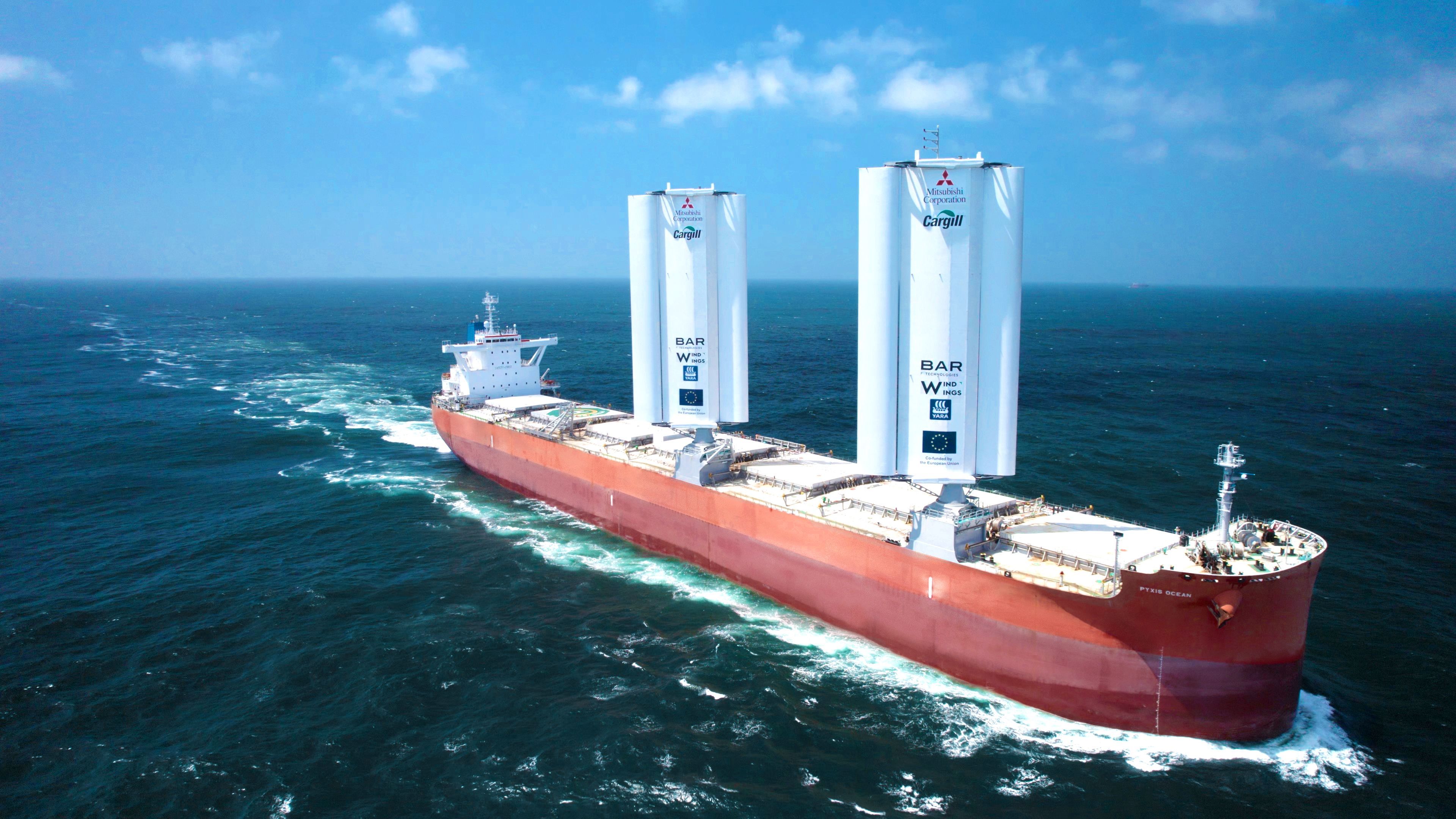 Navio Pyxis Ocean da Cargill, que se move com o vento, equipado com as velas WindWings