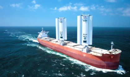 Navio Pyxis Ocean da Cargill, que se move com o vento, equipado com as velas WindWings