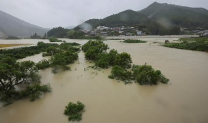 Poderoso tufão atinge oeste do Japão e 237 mil pessoas precisam ser retiradas de áreas de risco
