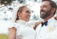 Jennifer Lopez comemora 1 ano de casamento com Ben Affleck: “Me faz querer cantar”