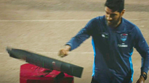 Loco Abreu quebrou o monitor do VAR em jogo do César Vallejo, do Peru