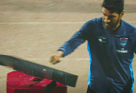 Ídolo do Botafogo, Loco Abreu se revolta e quebra monitor do VAR; assista