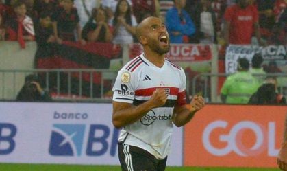 Lucas comemora seu primeiro gol desde o retorno ao São Paulo