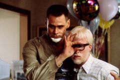 Jim Carrey, à esquerda, e Michael Bowman em &quot;Eu, Eu Mesmo &amp; Irene&quot;. Carrey interpreta um policial estadual que desenvolve uma segunda personalidade, o que interfere em seus deveres.