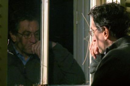 O personagem de Robert De Niro em &quot;O Amigo Oculto&quot; descobre que ele é o assassino Charlie.