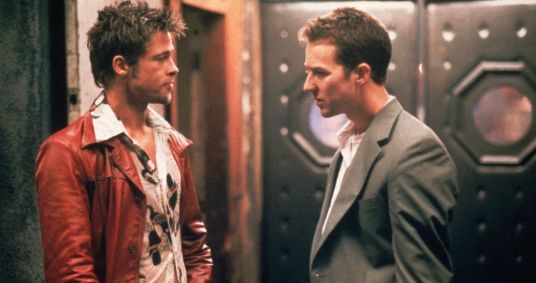 Brad Pitt, à esquerda, é a personalidade alternativa de Edward Norton, Tyler Durden, que lança uma organização anarquista destrutiva em &quot;Clube da Luta&quot;.