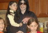 Filhos e mãe de Michael Jackson perdem acesso à herança, segundo revista