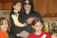 Michael Jackson faria 65 anos e ganha homenagem dos filhos nas redes sociais