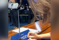Governadora de PE arruma placa com caneta em reunião no Senado: “Depois a turma se acostuma”; veja