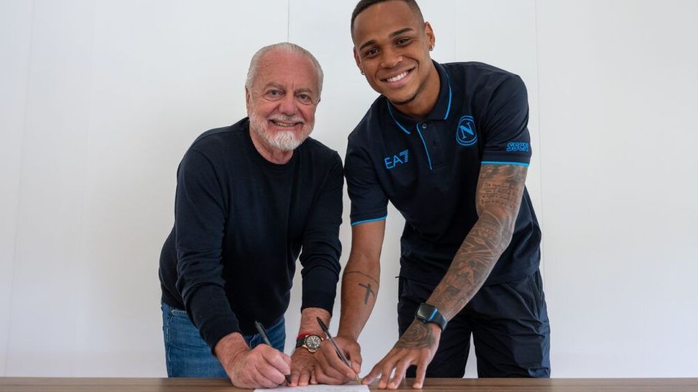 Natan assinou contrato ao lado do dono do Napoli, o cineasta Aurelio De Laurentiis