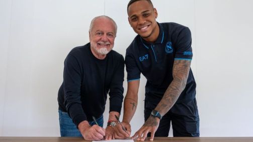 Natan assinou contrato ao lado do dono do Napoli, o cineasta Aurelio De Laurentiis
