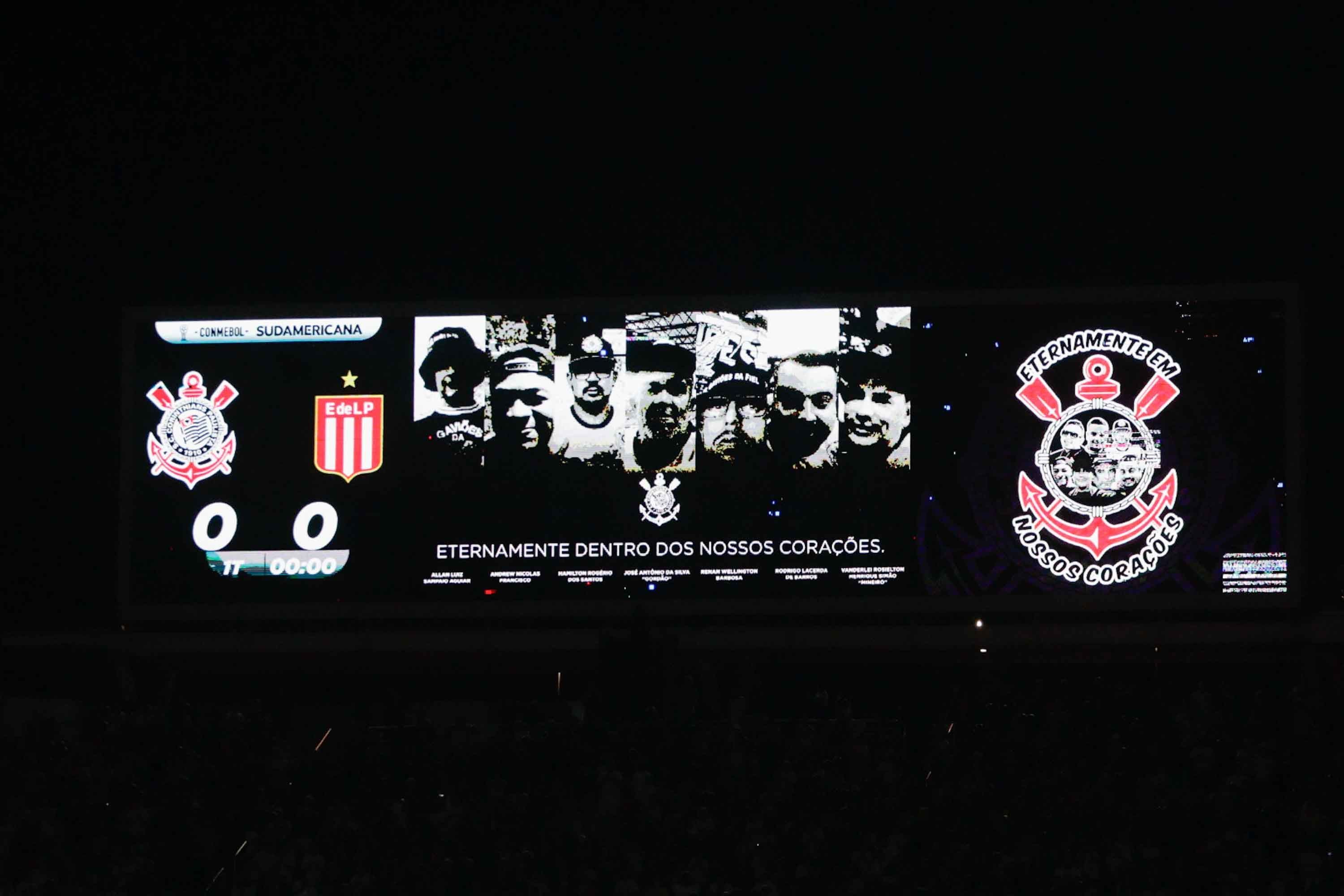 Telão da Neo Química Arena lembra os sete torcedores do Corinthians que morreram na madrugada do último domingo / GUSTAVO MOTTA/PERA PHOTO PRESS/ESTADÃO CONTEÚDO