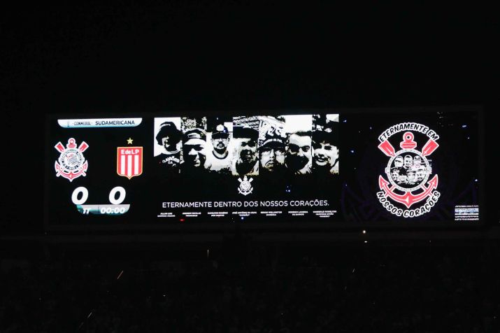 Telão da Neo Química Arena lembra os sete torcedores do Corinthians que morreram na madrugada do último domingo / GUSTAVO MOTTA/PERA PHOTO PRESS/ESTADÃO CONTEÚDO