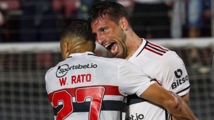 Calleri comemora o primeiro gol do São Paulo no Morumbi