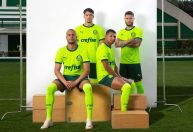 Palmeiras apresenta novo 3º uniforme, e torcida brinca que não quer abrir mão de “amuleto”