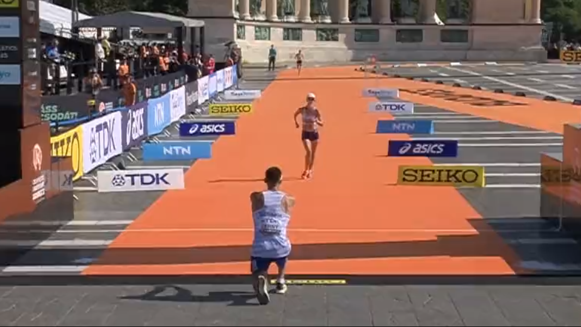 Dominik Černý pediu Hana Burzalova em casamento durante o Mundial de Atletismo