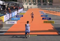 Atleta pede mulher em casamento na linha de chegada no Mundial de Atletismo; veja vídeo